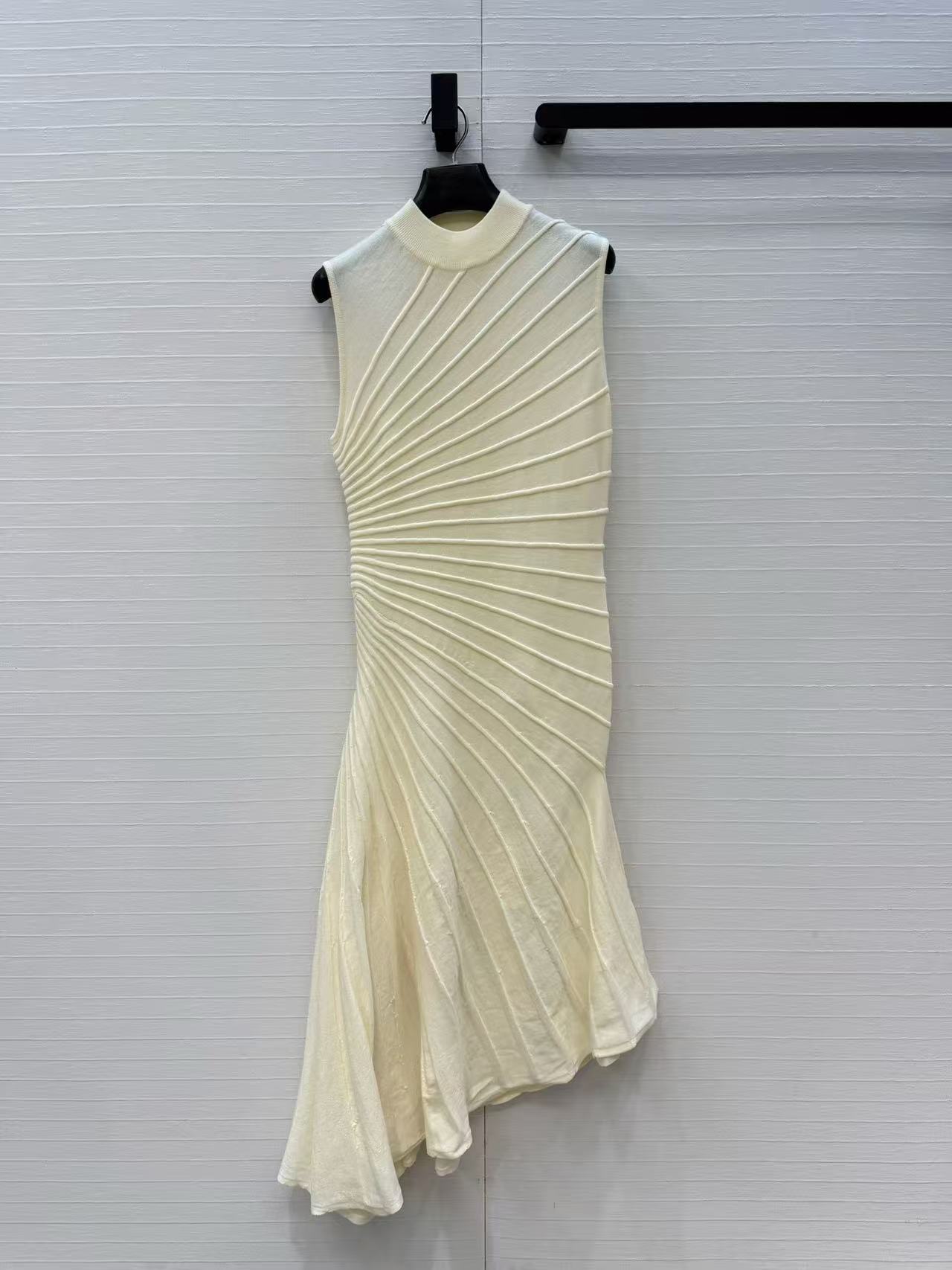 Women Formal Wear Designers - Однотонное, стильное и элегантное платье из